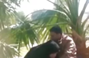 Три маленьких шлюхи едят задницу и кляп на большом члене